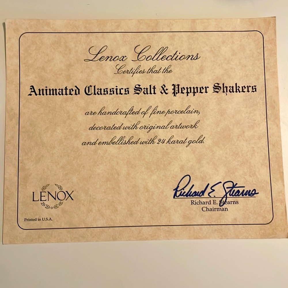 These are two beautiful functioning Mickey and Minnie salt and pepper shakers